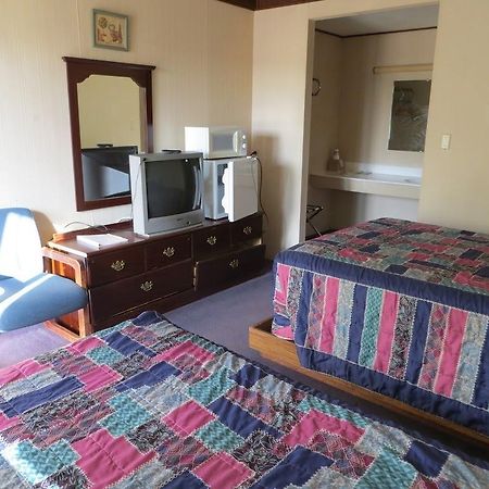 The Bluffs Inn & Suites 데코라 외부 사진